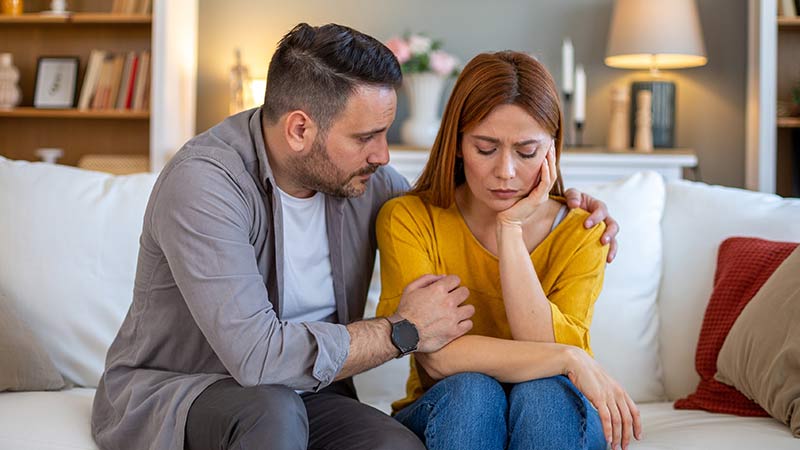 mulher no baloiço ao pôr-do-sol